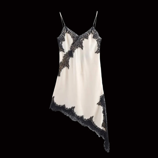 Vestido Satin Muse beige asimétrico sobre fondo negro