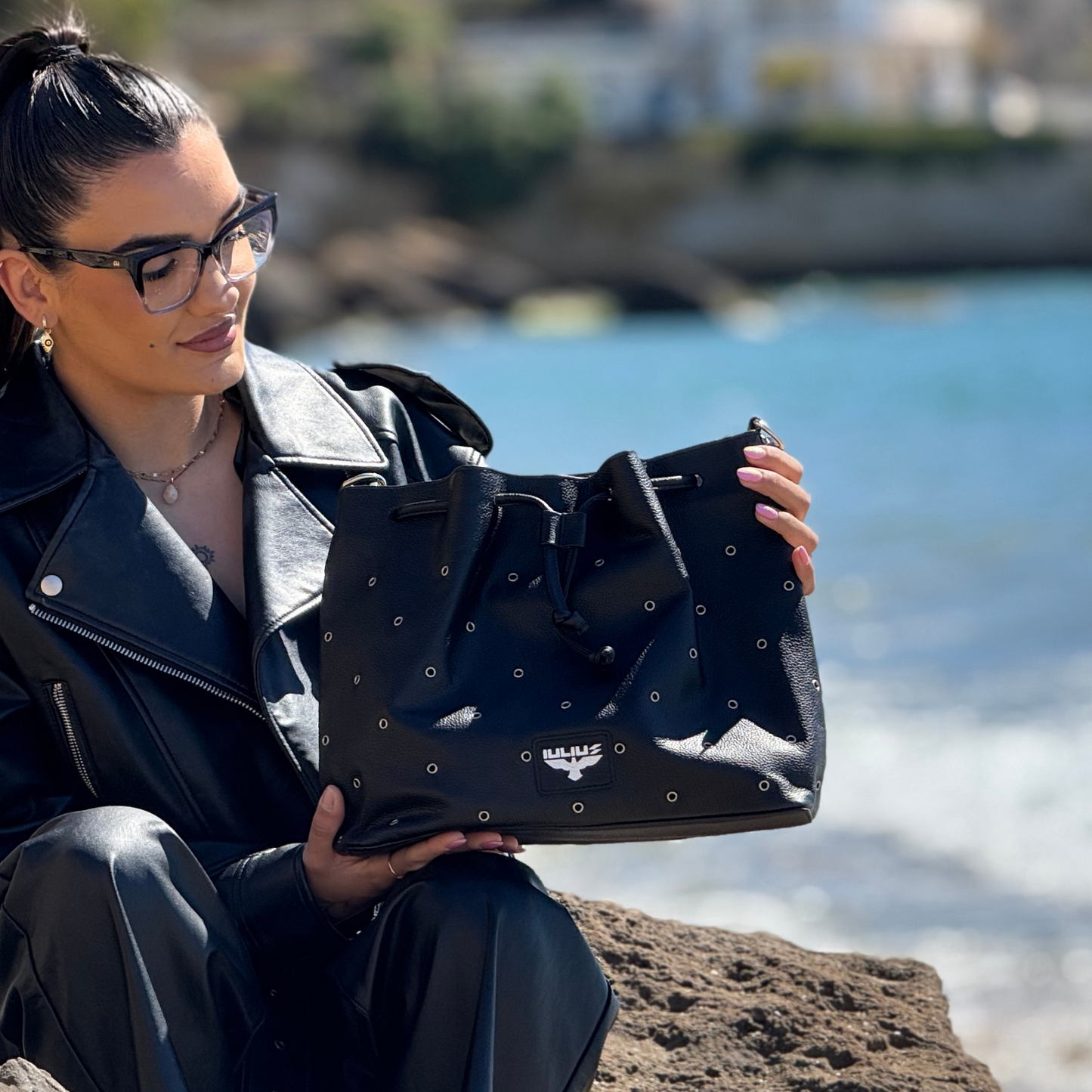 Bolso Bucket de Cuero Negro con Tachuelas – Estilo Urbano – IULIUS