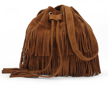 Bolso bucket marrón con flecos y correa larga ajustable