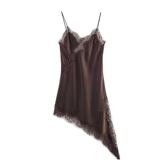 Vestido Satin Muse marrón asimétrico sobre fondo blanco
