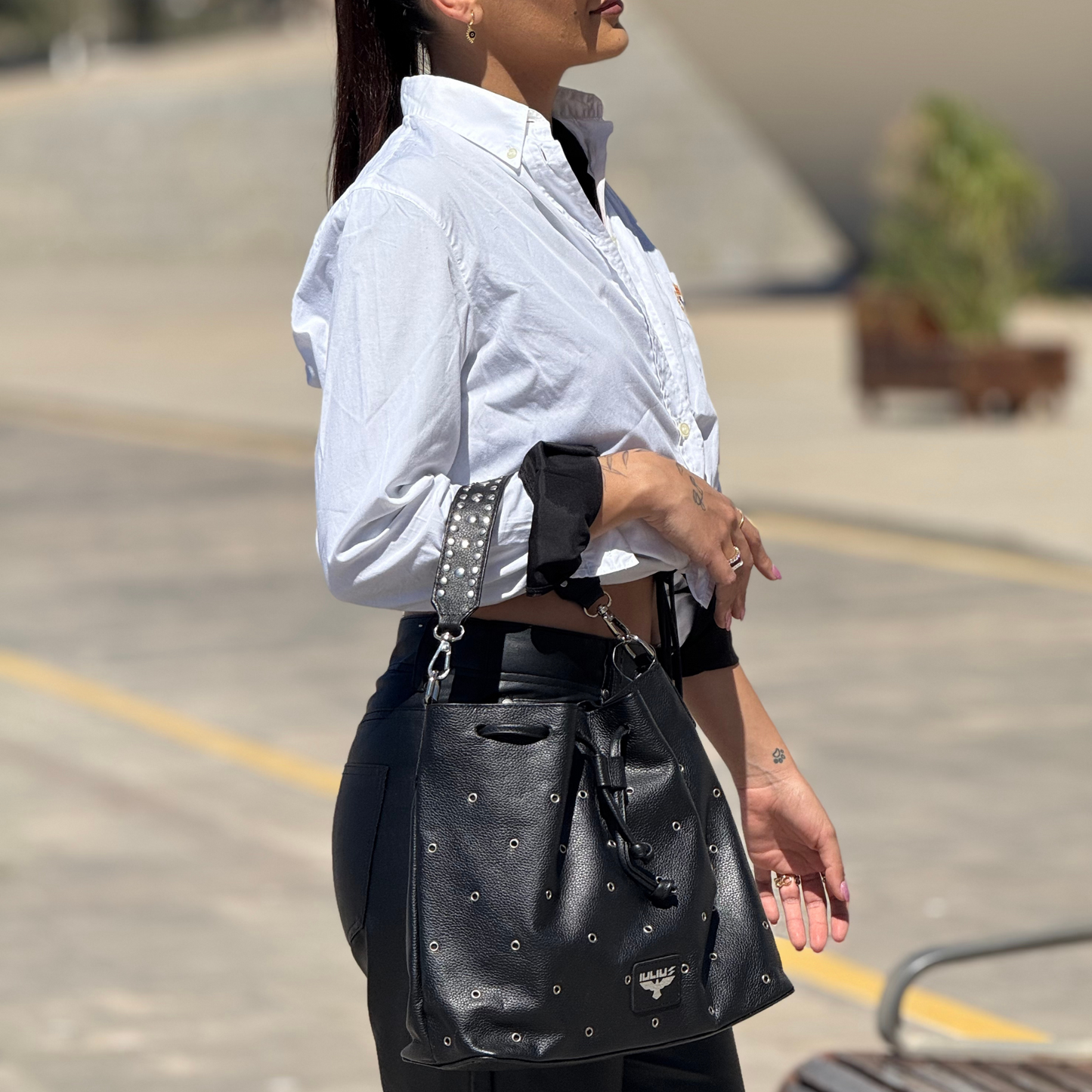 Bolso Bucket de Cuero Negro con Tachuelas – Estilo Urbano – IULIUS