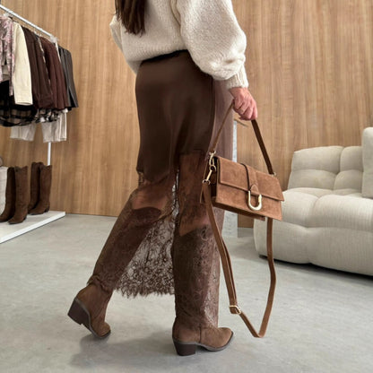 Falda Satinada con Encaje Asimétrico – Elegante, Femenina y Súper Especial