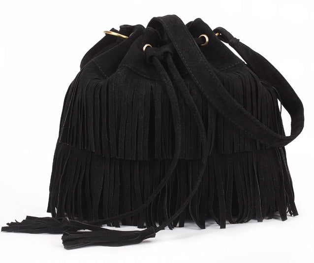 Bolso bucket negro con flecos y correa larga ajustable