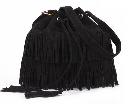 Bolso bucket negro con flecos y correa larga ajustable