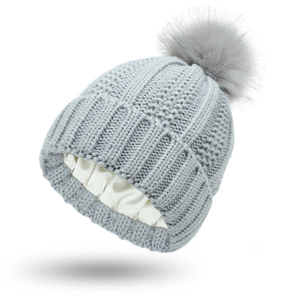 Gorro “Silky Warm” forrado en satén con pompón - Lovelys