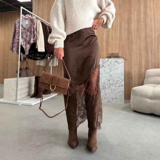 Falda Satinada con Encaje Asimétrico – Elegante, Femenina y Súper Especial