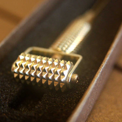 Rodillo Facial de Acupresión Dorado Cocoon