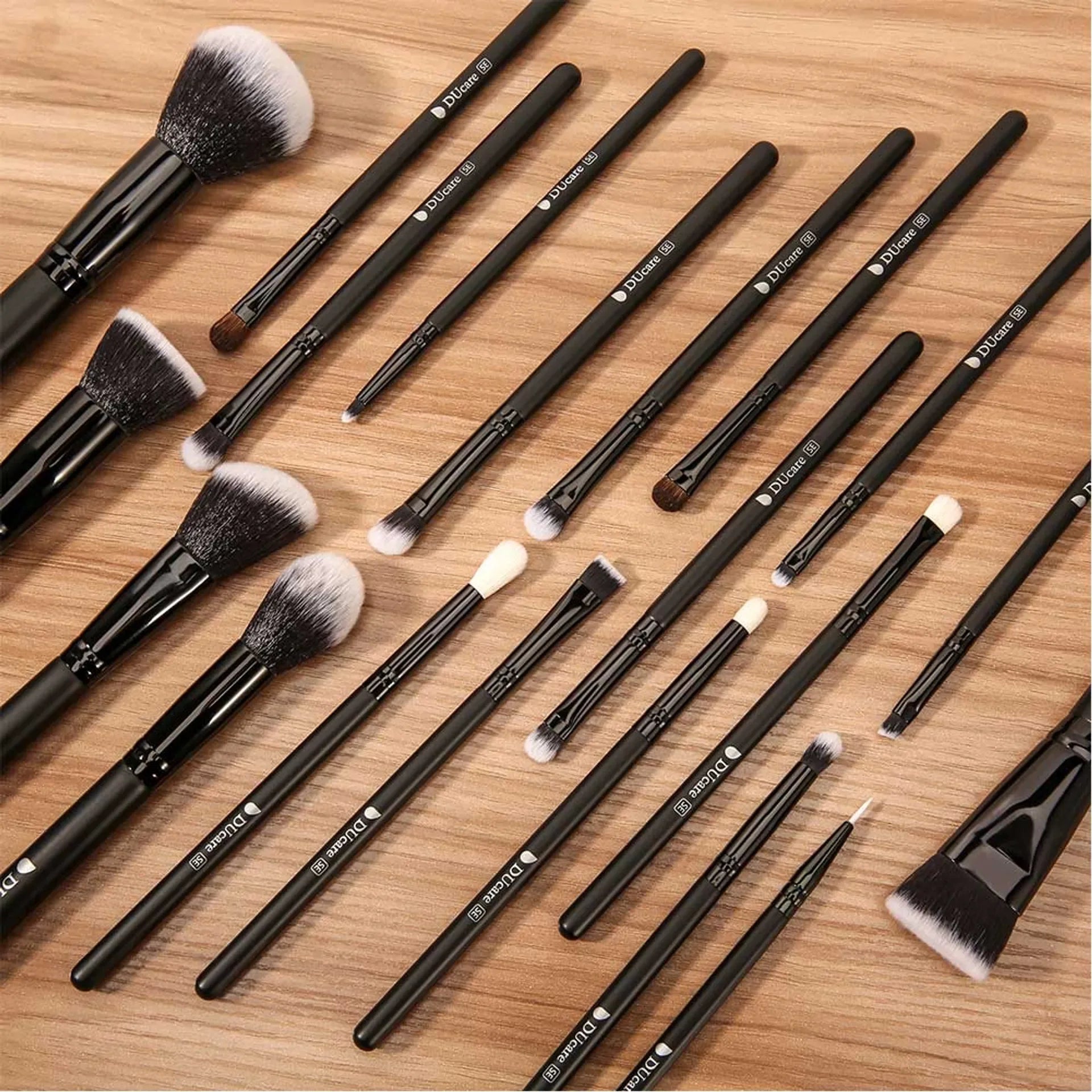 Brocha de maquillaje negro. Maquillaje profesional. Sombra de ojos. Base en polvo. - Lovelys