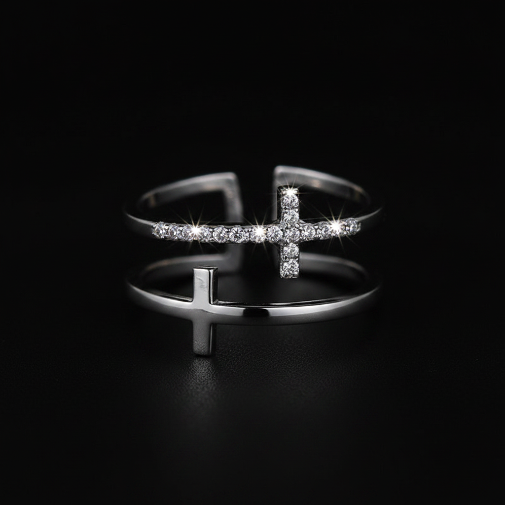 Anillo Cruz plateado fondo negro