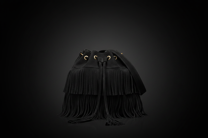 Bolso de flecos negro sobre fondo negro, formato apaisado