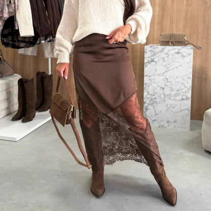 Falda Satinada con Encaje Asimétrico – Elegante, Femenina y Súper Especial