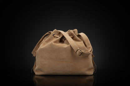 Bolso de flecos albaricoque sobre fondo negro
