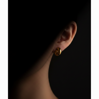 Pendientes espiral dorados — lifestyle